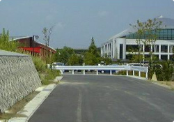 写真：左側に茶色い建物、右側に白い建物があります。左側が美浜町図書館です。